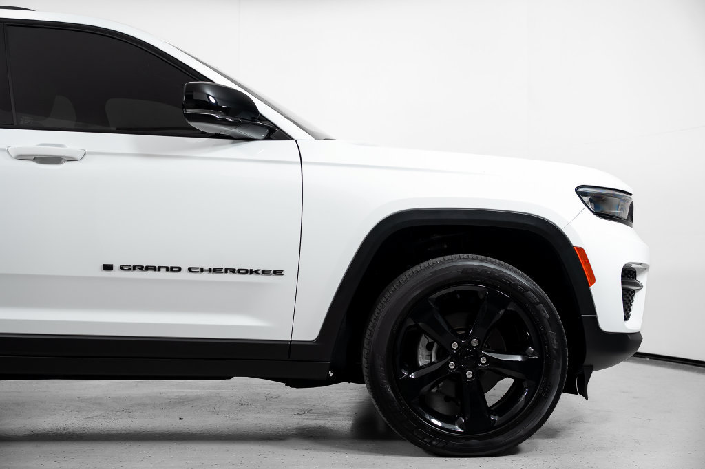 Used 2023 Jeep Grand Cherokee Altitude AWD/4WD image 4