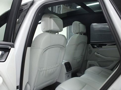 Certified 2022 Porsche Macan AWD/4WD image 28