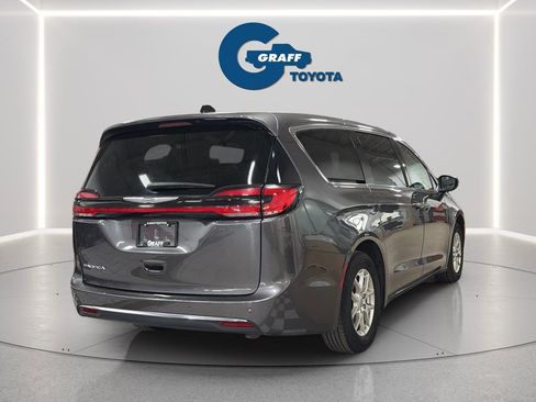 Used 2023 Chrysler Pacifica Touring-L image 7