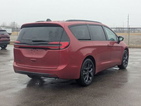 New 2026 Chrysler Pacifica Select image 3