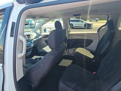 Used 2017 Chrysler Pacifica LX FWD image 27