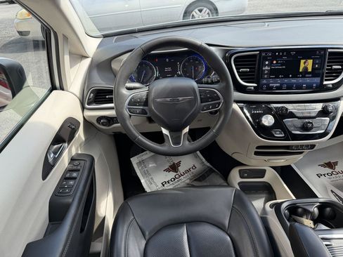 Used 2023 Chrysler Pacifica Touring-L FWD image 16