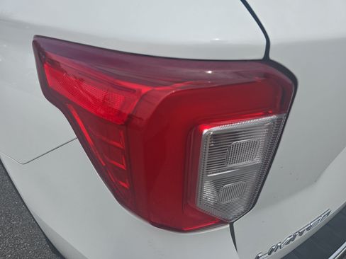 Used 2022 Ford Explorer Limited w/ Equipment Group 301A AWD/4WD image 35