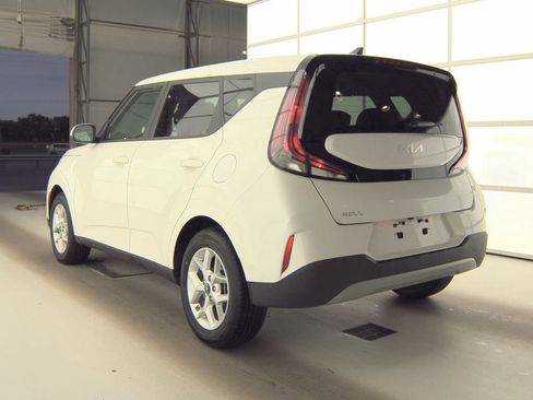 Used 2025 Kia Soul LX w/ LX Technology Package FWD image 4