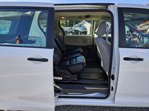 Used 2016 Toyota Sienna L image 30