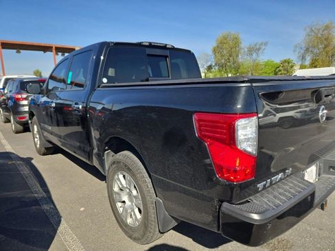 Used 2018 Nissan Titan SV w/ SV Convenience Package image 2