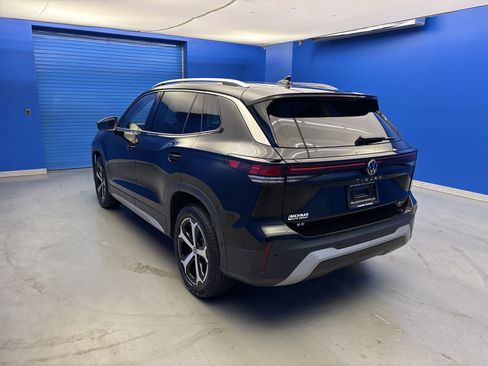 Certified 2025 Volkswagen Tiguan SE w/ Panoramic Sunroof Package AWD/4WD image 5