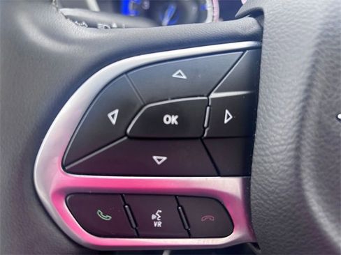 Used 2023 Chrysler Pacifica Touring-L image 17