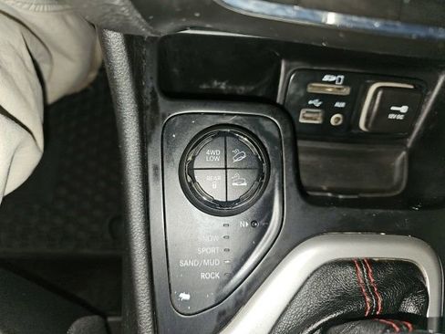 Used 2015 Jeep Cherokee Trailhawk w/ Leather Interior Group AWD/4WD image 17