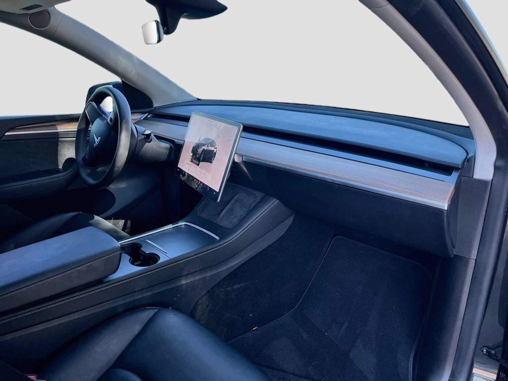 Used 2024 Tesla Model Y Long Range AWD/4WD image 29