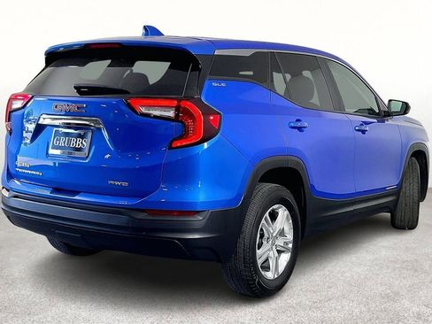 Used 2024 GMC Terrain SLE image 2