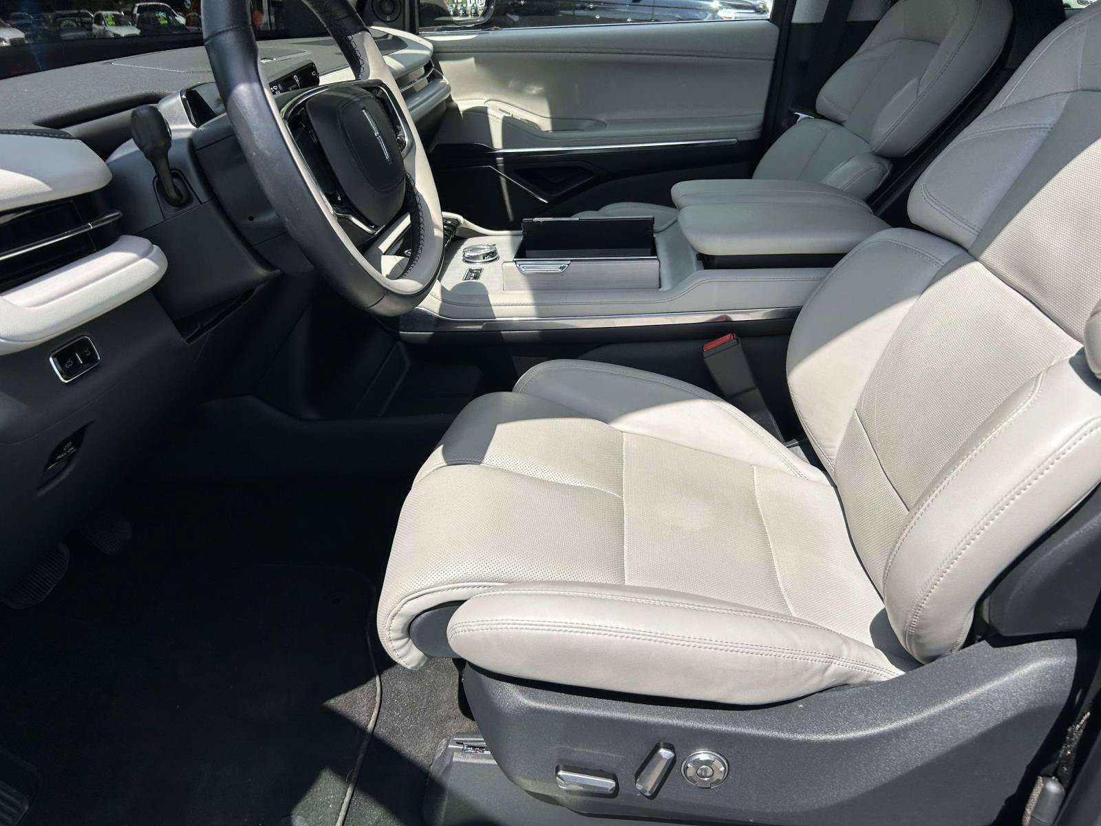 Certified 2025 Lincoln Navigator Reserve AWD/4WD image 23