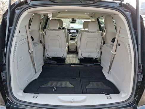 Used 2021 Chrysler Pacifica Touring-L image 30