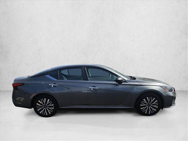 Used 2025 Nissan Altima 2.5 SV FWD image 5