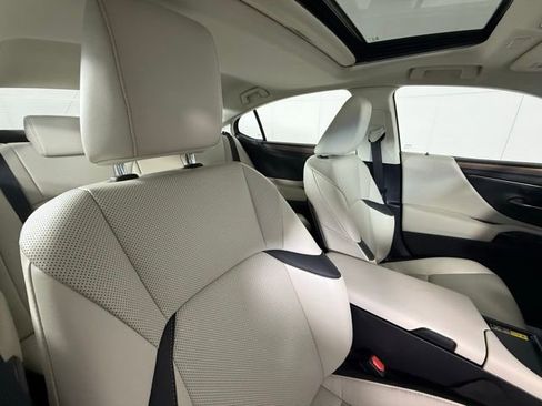 Used 2025 Lexus ES 300h w/ Premium Package image 36