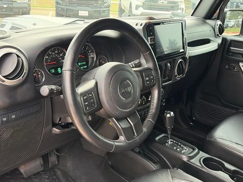 Used 2018 Jeep Wrangler Unlimited Rubicon w/ Connectivity Group AWD/4WD image 18