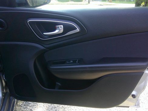 Used 2015 Chrysler 200 Limited w/ Convenience Group FWD image 20