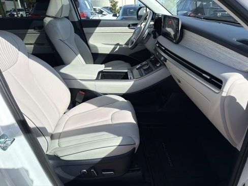 Certified 2025 Hyundai Palisade Calligraphy FWD image 8