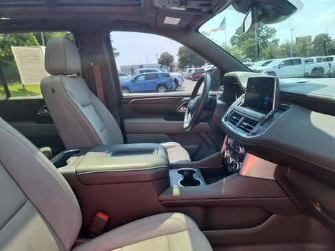 Certified 2024 GMC Yukon SLT w/ SLT Premium Package AWD/4WD image 8