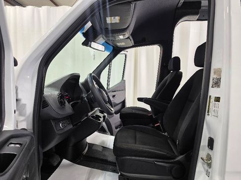 Used 2020 Freightliner Sprinter 2500 RWD image 7