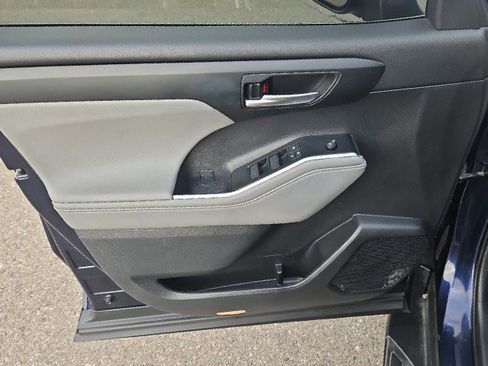 Used 2021 Toyota Highlander XLE image 9