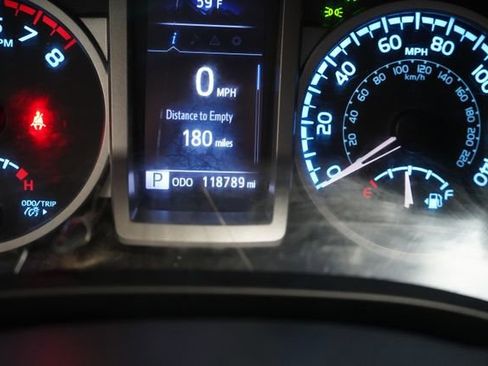 Used 2017 Toyota Tacoma SR5 AWD/4WD image 25