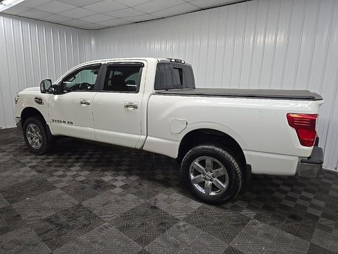 Used 2018 Nissan Titan SV image 4