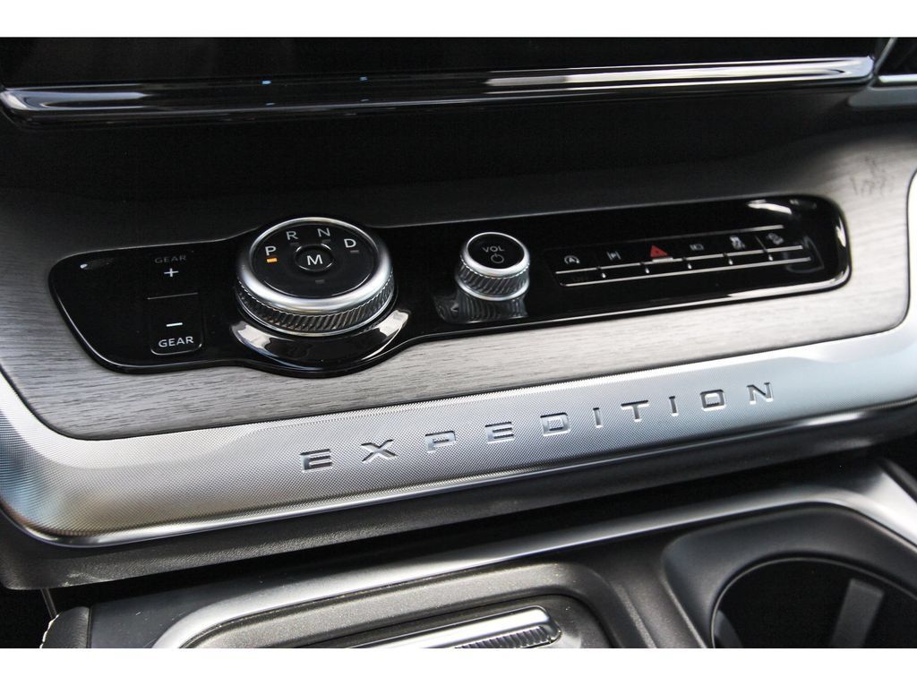 Used 2025 Ford Expedition Platinum AWD/4WD image 31