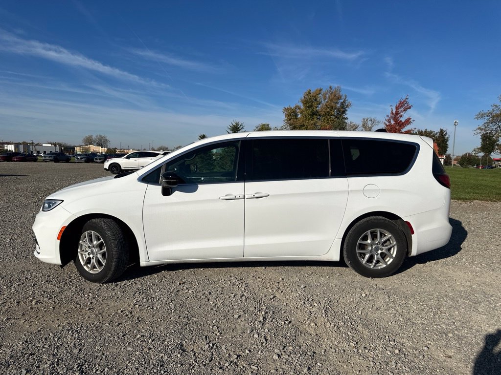 Used 2025 Chrysler Pacifica Select FWD image 5
