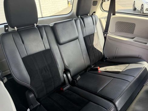 Used 2017 Dodge Grand Caravan SXT FWD image 15