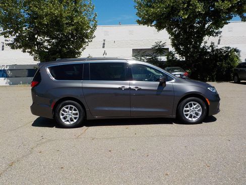 Used 2022 Chrysler Pacifica Touring-L image 4