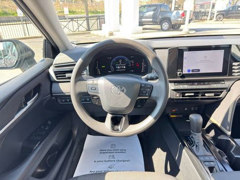 Used 2025 Toyota Camry LE image 33