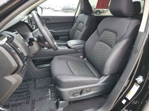 Certified 2025 Nissan Pathfinder SV image 12