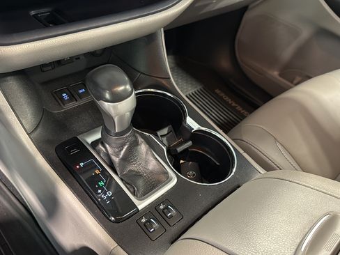 Used 2019 Toyota Highlander XLE AWD/4WD image 30