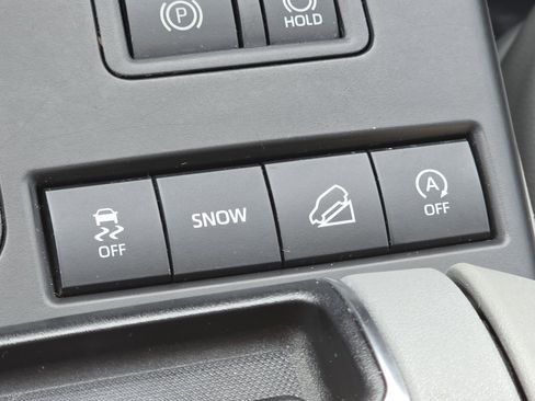 Used 2020 Toyota Highlander XLE image 9