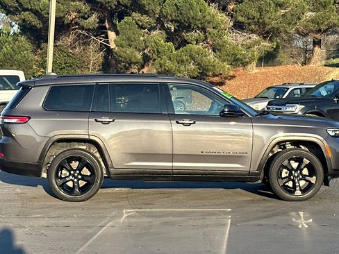 Used 2021 Jeep Grand Cherokee L Laredo image 3