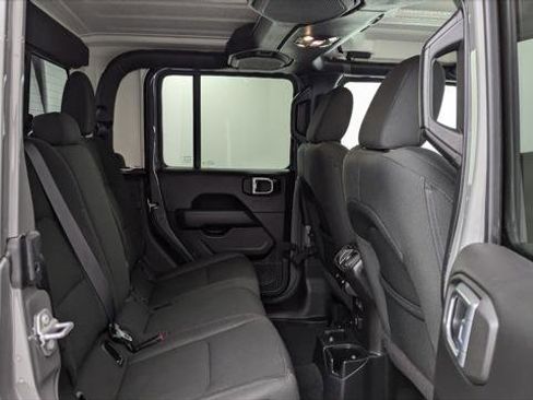 Used 2020 Jeep Gladiator Overland w/ Trailer Tow Package image 18