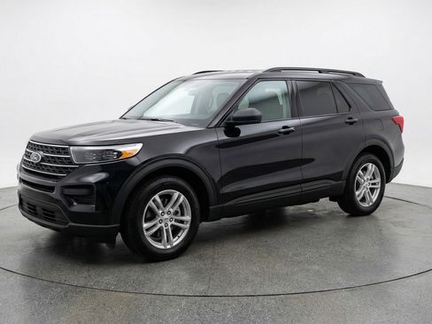 Used 2024 Ford Explorer XLT w/ Equipment Group 202A AWD/4WD image 3