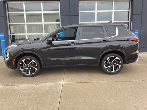 Used 2023 Mitsubishi Outlander SE image 2