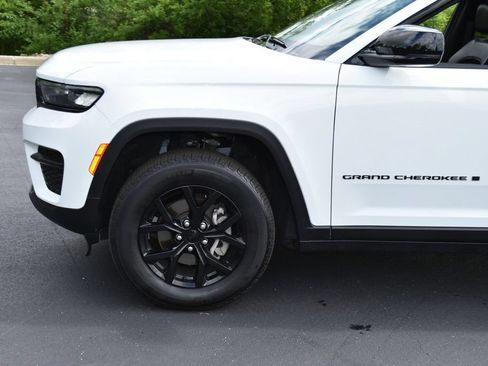 Certified 2024 Jeep Grand Cherokee Altitude AWD/4WD image 9