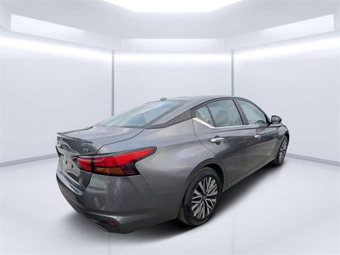 Used 2024 Nissan Altima 2.5 SV image 3