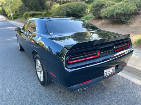 Used 2019 Dodge Challenger SXT image 4