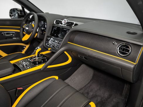 Used 2025 Bentley Bentayga image 4