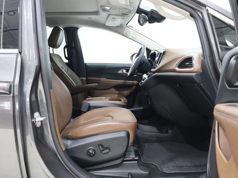 Used 2017 Chrysler Pacifica Limited w/ UConnect Theater Package FWD image 40