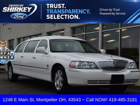 Used 2008 Lincoln Town Car Executive RWD image 1