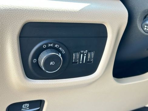 Used 2023 Jeep Grand Cherokee Limited w/ Luxury Tech Group II AWD/4WD image 34