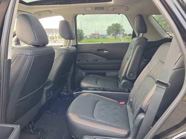 New 2026 Nissan Pathfinder Platinum FWD image 6