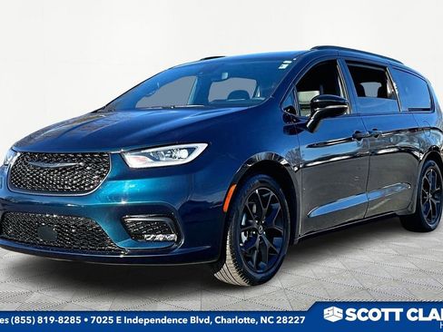 Used 2025 Chrysler Pacifica Limited image 3