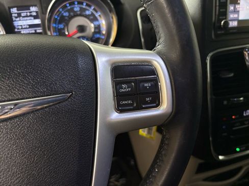 Used 2015 Chrysler Town & Country Touring-L image 19