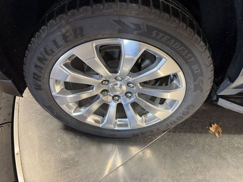 Used 2021 Chevrolet Tahoe Premier w/ Premium Package image 10